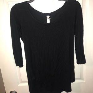 Black shirt with 3 quarters sleeve and fold on bac